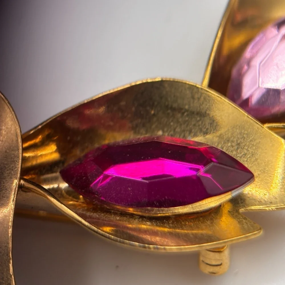 Glorius Vtg 60s Gold Tone Pink Marquis Rhinestone‎ Leaf Brooch Costume Jewelry